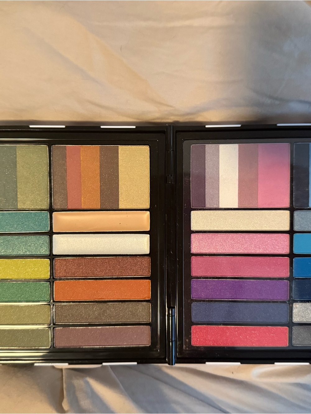 Eyeshadow Palette - Multi-Color Glam Makeup Palette